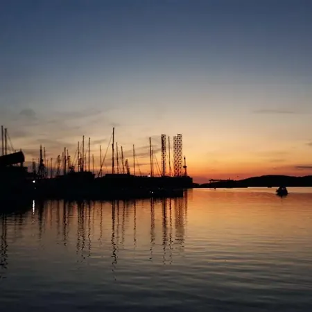 App Sailboat Near City Center And Beach * Pula